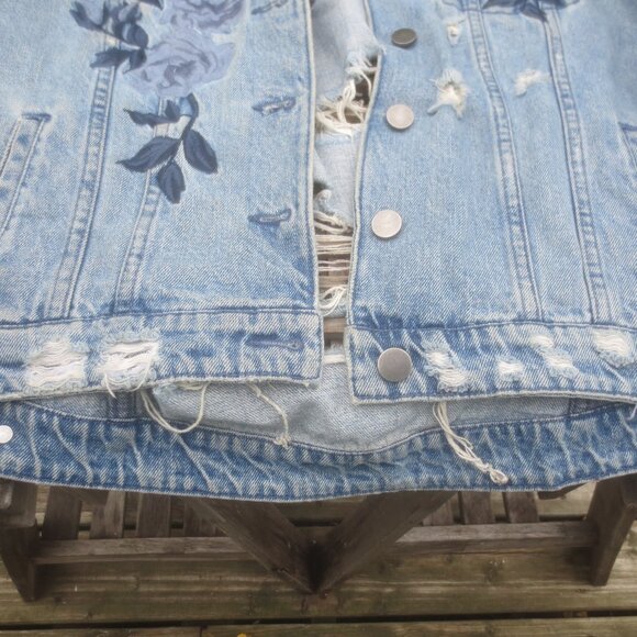 Vintage Deliberate Distressed Ripped Torn Women's Fade Blue Wash Denim Jacket - Picture 4 of 10